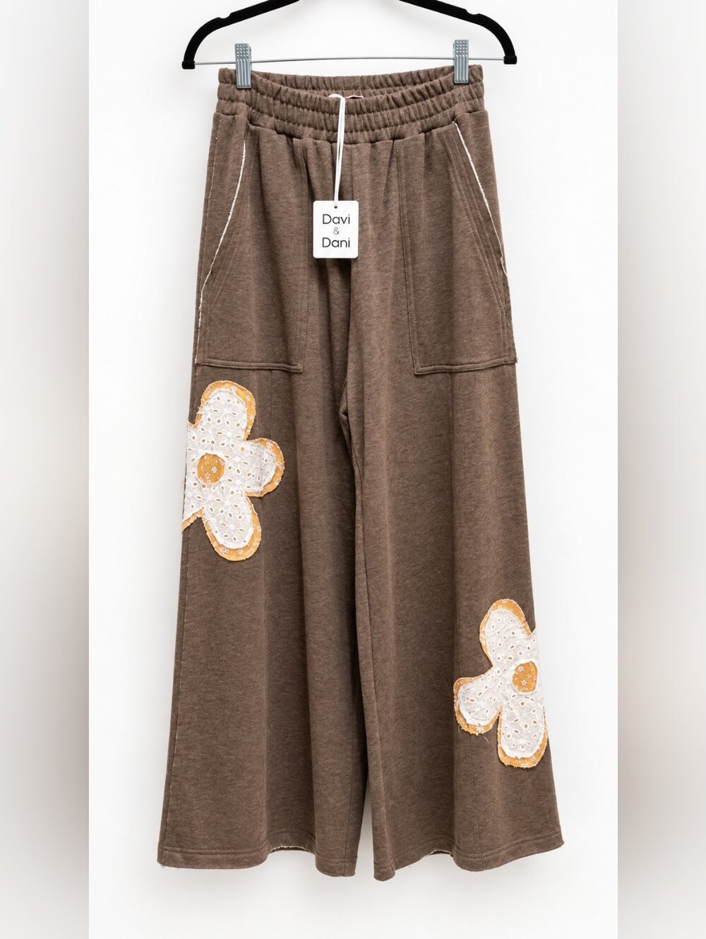 Davi & Dani Wild Daisy Patch Wide Leg Pants – Mocha – Small NWT